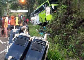 Bus Rombongan Siswa MI Kudus Tabrak Tebing di Purbalingga