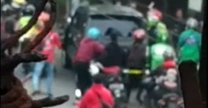 Tabrak 20 Orang, Pengendara Mobil Diamuk Warga