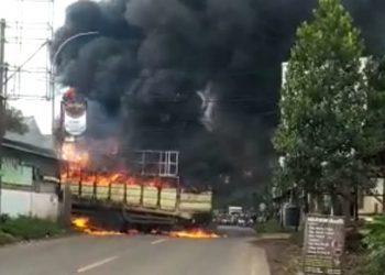 Truk Bermuatan Styrofoam Tersangkut Kabel Listrik hingga Terbakar di Jalan Raya Serang – Pandeglang