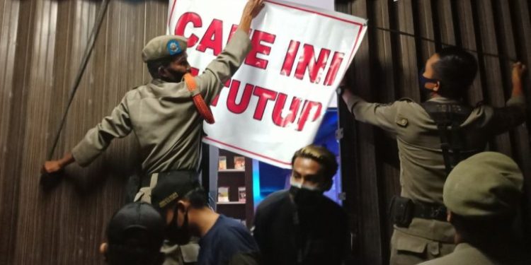 Ketat, Satpol PP Padang Tutup Cafe Pelanggar Prokes