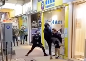 Seorang Pria Dipukul dan Ditendang Lebih Dari 30 Kali di Mong Kok, Begini Kondisinya…
