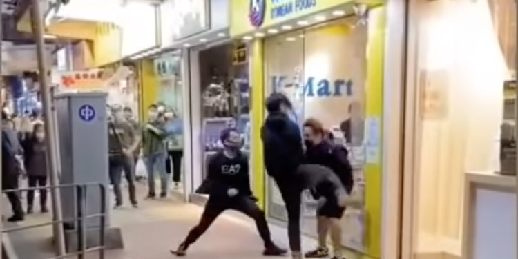 Seorang Pria Dipukul dan Ditendang Lebih Dari 30 Kali di Mong Kok, Begini Kondisinya…