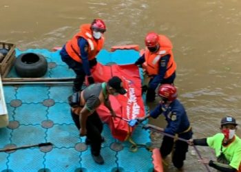 Pemuda Jatuh Dari Pohon Kelapa Ditemukan Tewas di Aliran Kali Baru Pasar Rebo