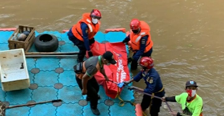 Pemuda Jatuh Dari Pohon Kelapa Ditemukan Tewas di Aliran Kali Baru Pasar Rebo