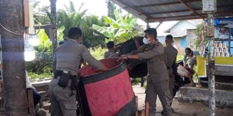 Meresahkan, Satpol PP Padang Bubarkan Arena Judi Sabung Ayam