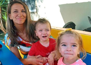 Ibu dan Dua Anak Kembarnya Ditemukan Tewas dalam Mobil yang Terparkir