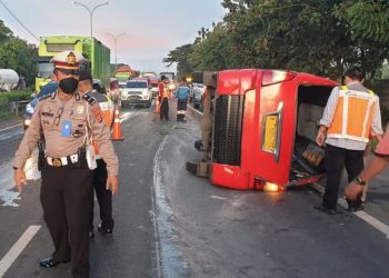 Angkot Terbalik saat Menyalip di Tol Tangerang, 13 Penumpang Luka-luka