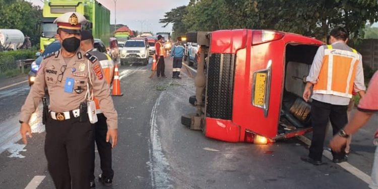 Angkot Terbalik saat Menyalip di Tol Tangerang, 13 Penumpang Luka-luka