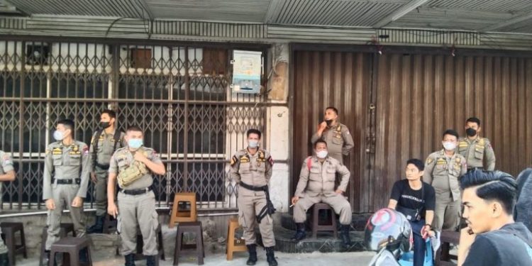 Satpol PP Turunkan Tim Awasi Kegiatan Cafe di kota Padang