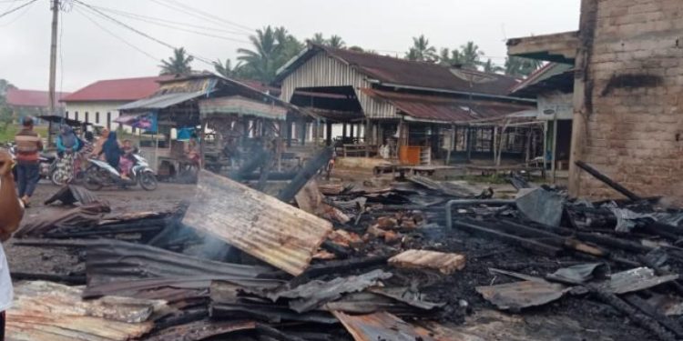 Pasar Sitiung Terbakar, 8 Petak Toko Rata dengan Tanah
