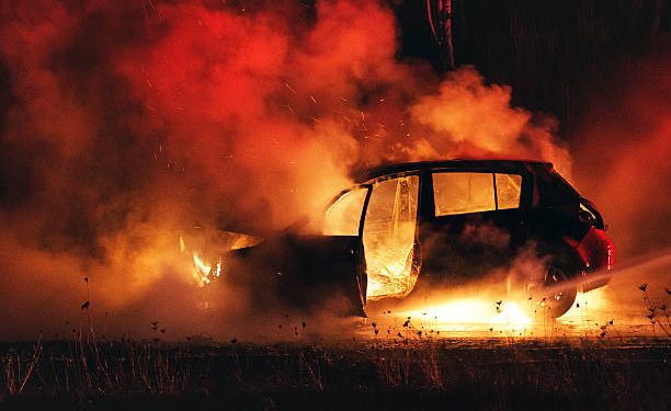 Kakek Ini Ditemukan Tewas di sebelah Mobilnya yang Terbakar Dilalap Api