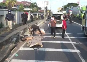 Hindari Material Jalan, Ibu dan Anak Tewas Terlindas Truk