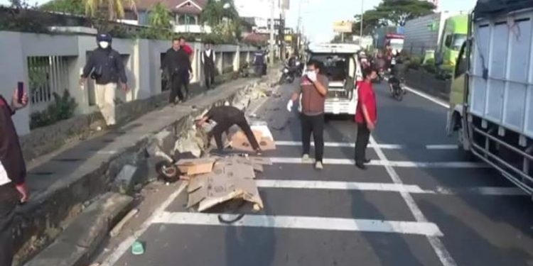 Hindari Material Jalan, Ibu dan Anak Tewas Terlindas Truk