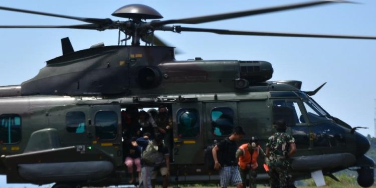 TNI Evakuasi Pratu Heriyanto Korban Penembakan KKB di Beoga ke Timika