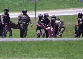 Pria Telanjang Nekat Lompat Keluar dari Mobilnya di Tengah Jalan Raya, Sebabkan Kemacetan hingga 8 Jam