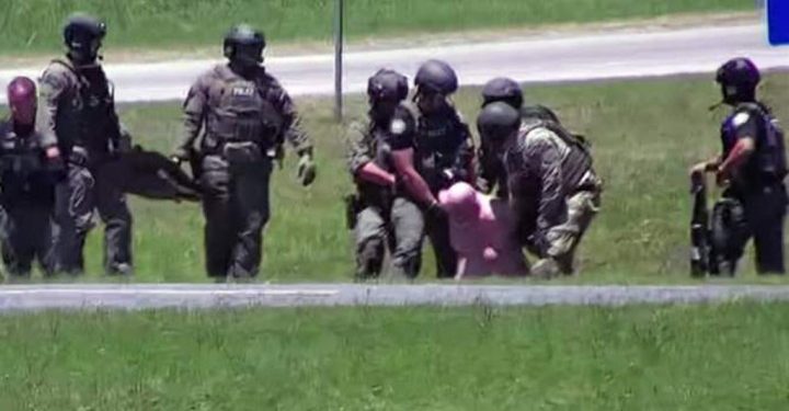 Pria Telanjang Nekat Lompat Keluar dari Mobilnya di Tengah Jalan Raya, Sebabkan Kemacetan hingga 8 Jam