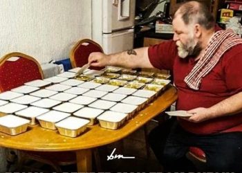 Patut Dicontoh, Pria Ini Habiskan Uang Pensiunnya dengan Memberi Makan Para Gelandangan dan Tunawisma