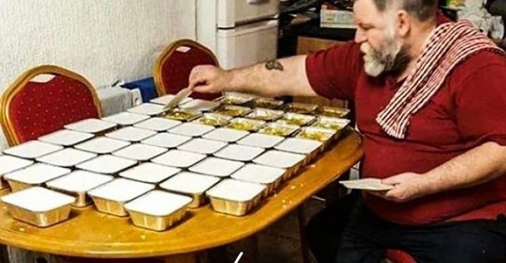 Patut Dicontoh, Pria Ini Habiskan Uang Pensiunnya dengan Memberi Makan Para Gelandangan dan Tunawisma