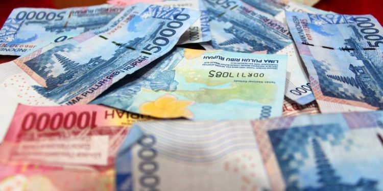 Terdampar di Bali, Warga Rusia Cari Cara Mendapat Uang