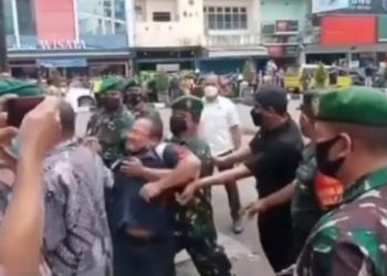 Bawa Poster dan Teriak, Seorang Pria Diamankan TNI Saat Jokowi Kunjungan ke Jambi