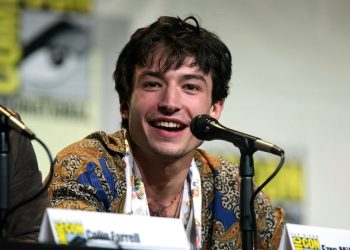 Bikin Onar Lagi, Aktor Ezra Miller Kembali Ditangkap Polisi, Kali Ini karena Lempar Kursi ke Wanita