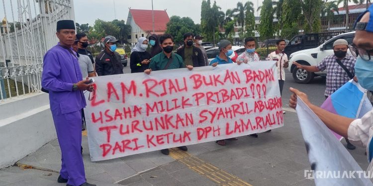 Dinilai Banyak Lakukan Penyimpangan, DPH LAM Riau Syahril Abubakar Diminta Mundur