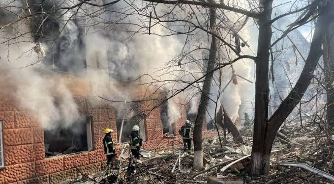 Zelenskiy Mengutuk Penembakan Rusia hingga Sebabkan Hal Berbahaya Ini di Mariupol