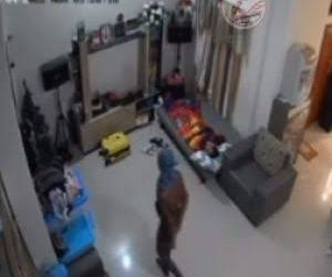 Terekam CCTV Rumah Dimasuki Pencuri, Para Penghuni Langsung Bangun Teriak dan Lari Kebingungan