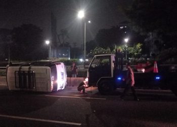 Mobil Tabrak Pembatas Jalan dan Terguling di Depan DPR, Diduga Sopir Mengantuk Usai Antar Pemudik
