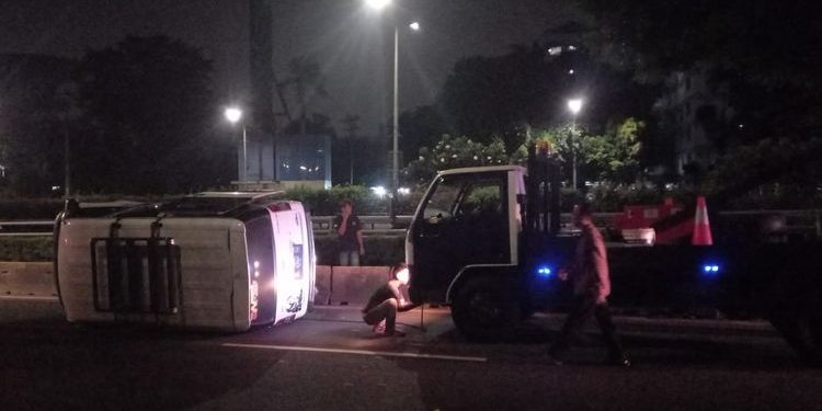Mobil Tabrak Pembatas Jalan dan Terguling di Depan DPR, Diduga Sopir Mengantuk Usai Antar Pemudik