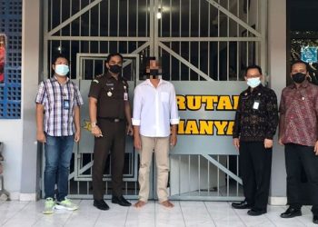 Seorang Pria di Bali Mencoba Meramu Minuman Keras Bajakan