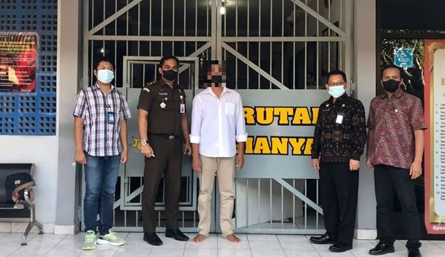 Seorang Pria di Bali Mencoba Meramu Minuman Keras Bajakan