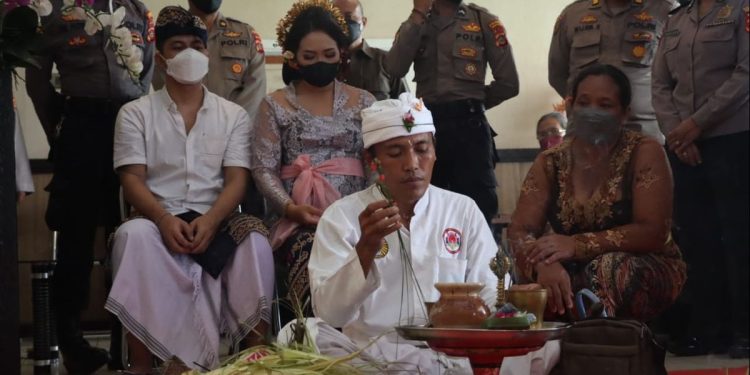 Ditahan Atas Tuduhan Narkoba, Pria Ini Akhirnya Menikah Dalam Sel