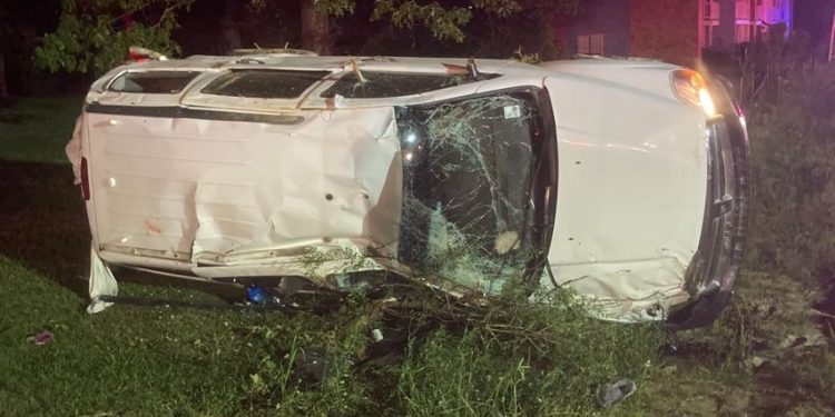 Ibu Ini Ditangkap setelah Mobil yang Dikendarainya dengan 11 Anak, Terbalik Berulang Kali