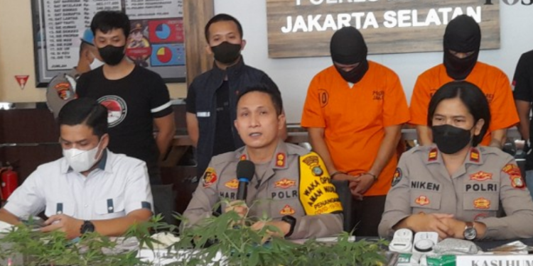 Manfaatkan Apartemen Untuk Budidaya Ganja, 2 Pemuda di Bekasi Raup Untung Rp 40 Juta