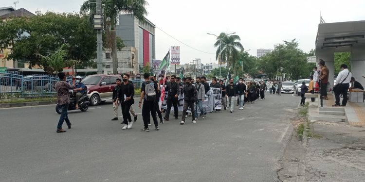Demo Tolak Jokowi 3 Priode, Massa HMI Mulai Berkumpul di Kantor DPRD Riau