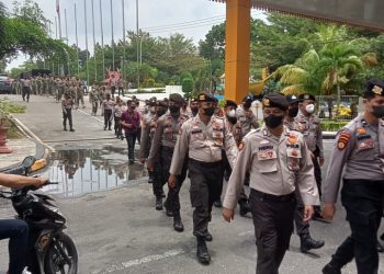 Demo Tolak Jokowi 3 Priode, Ratusan Personil Gabungan Bersiaga di kantor DPRD Riau