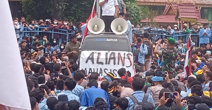 Ketua DPRD Riau Terima Tuntunan Massa AksiNasional 114