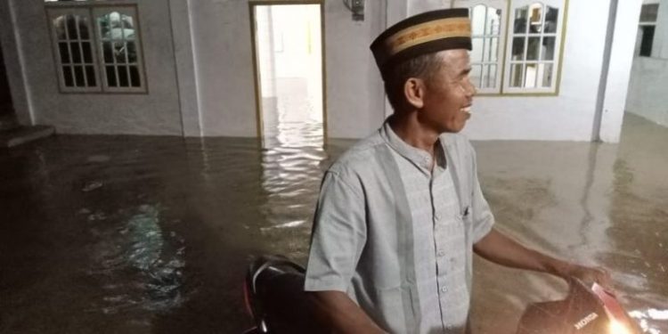 Sungai Batang Selo Lintau Meluap, Padi Hanyut dan Bangunan Terendam