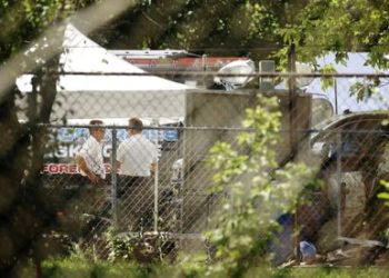 Kakak Beradik Ini Ditangkap setelah Mayat Ibu dan Saudara Perempuannya Ditemukan Terkubur di Halaman Belakang