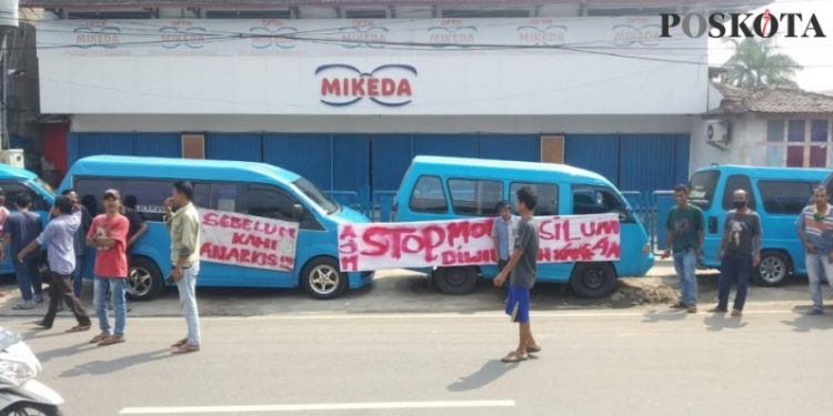 Gegara Trayek Semrawut, Puluhan Sopir Angkot Unjuk Rasa