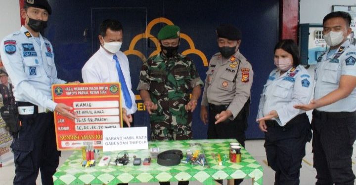 Razia Gabungan di Rutan Siak, Aparat Temukan Ponsel dan Sajam
