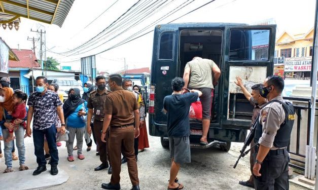 Kejaksaan Negeri Pekanbaru Pindahkan 94 Tahanan ke Rutan Pekanbaru