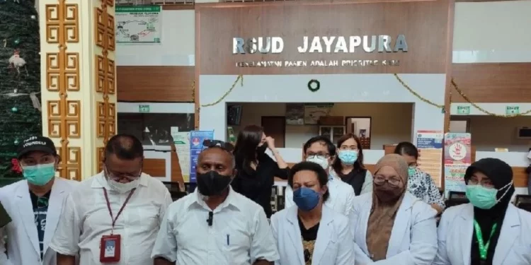 Rekan Sejawatnya Tewas Dianiaya Keluarga Pasien, Para Dokter RSUD Jayapura Menuntut Keadilan