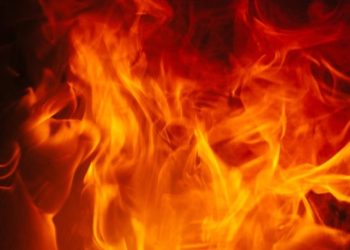 Pria Indonesia Membakar Rumah Untuk Menarik Perhatian Orang Banyak