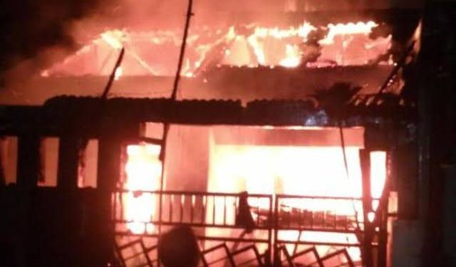 Dua Petak Rumah di Bengkalis Ludes Terbakar, Diduga Konsleting Listrik