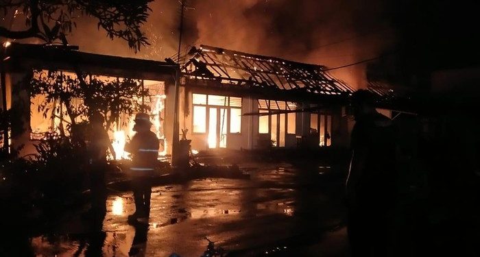 Kebakaran Dahsyat Terjadi di Pusat Registrasi Dokumen Kendaraan di Denpasar