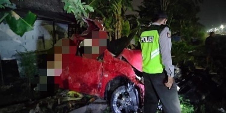 Mobil Ditabrak Kereta Api, 3 Remaja di Surabaya Meregang Nyawa