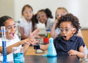 Guru Ini Mengundurkan Diri setelah Tangan Seorang Siswa Terbakar saat Eksperimen Sains