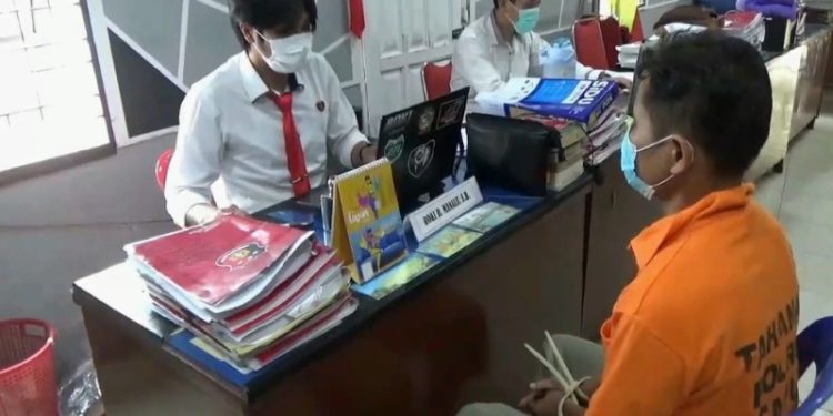 Viral, Mabuk Alkohol Pasutri Keroyok Pegawai di Warung Tuak